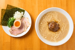 辛魚介玉や後のせ具材で味が次々に変化！福岡の人気店「ラーメンろくでなし 宗像店」による新スタイルの濃厚豚骨 クッキング！