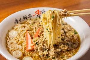 福島ブランド豚の餃子あんがスープに溶け込む♪  旨味炸裂！「優味麺亭 鸐-やまどり」渾身のギョウザラーメン 