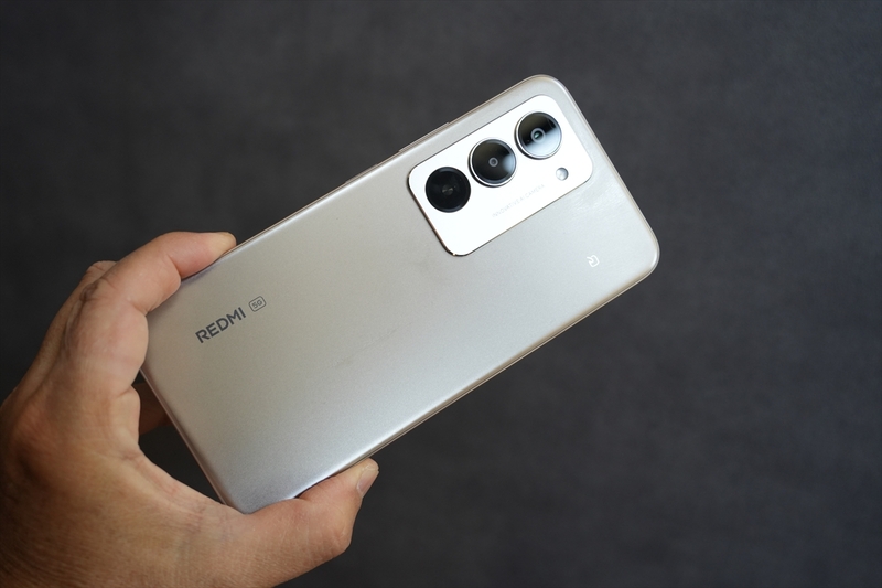 大画面と大容量バッテリーが魅力の「REDMI 15 5G」は中高年世代に