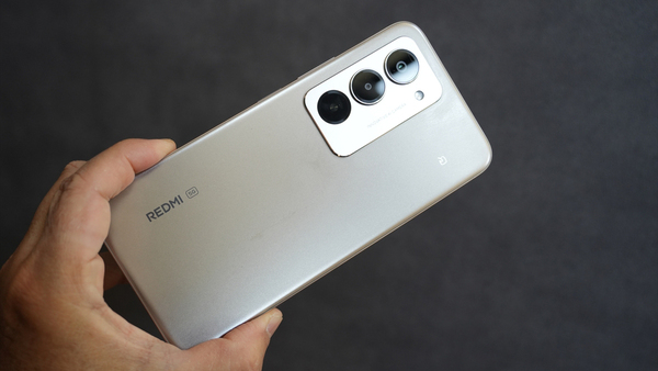 大画面と大容量バッテリーが魅力の「REDMI 15 5G」は中高年世代に