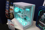 これでこの価格はスゴすぎや！ ガラスパネル×光るファン4基の映えるPCケースが1万3480円：ドスパラ大阪・なんば店