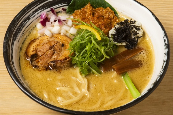 カキの濃厚な旨味をガツンと広がる！栃木の人気店「麺寿 とものや」考案のカキ味噌ラーメン