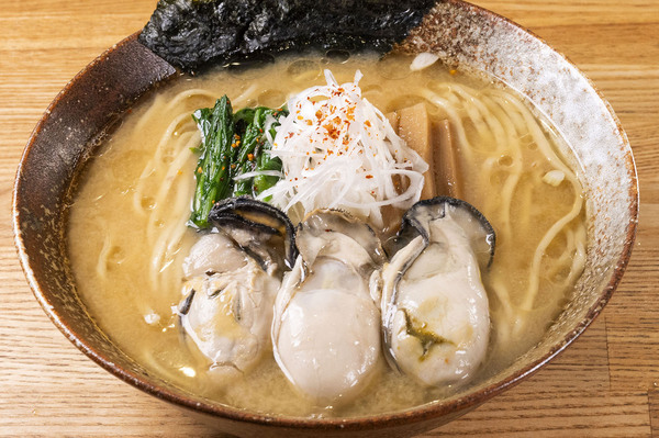 プリプリで濃密な広島県産のカキを堪能！東京・亀戸「DURAMENTEI」で土手鍋風の味噌ラーメンが限定登場