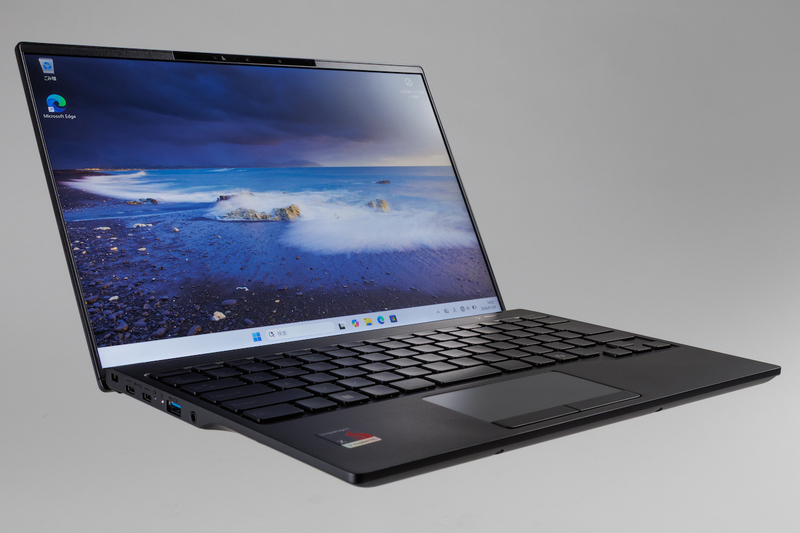 ノートPC界の革命児！軽すぎる 634g＆14型でバッテリー丸1日超余裕な