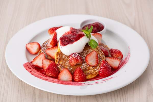 イチゴがゴロゴロで幸せ♡「ベリーストロベリーパンケーキ」がイチゴ何個分か分からない