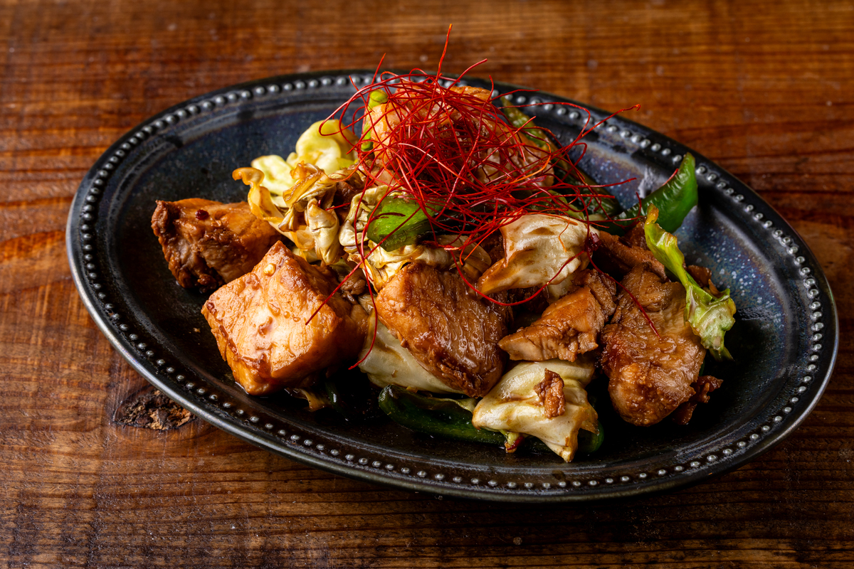 「煮干しと日本酒 すぎだま」の「メカジキマグロの回鍋魚」