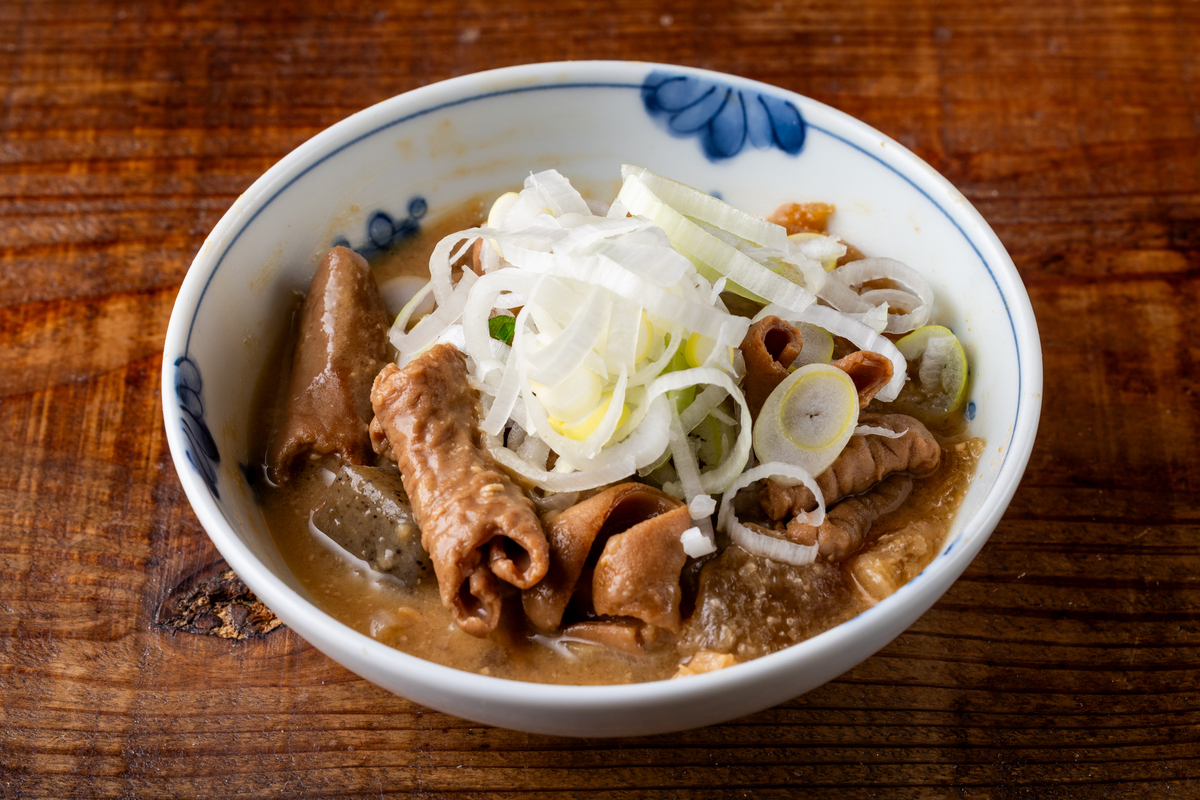 「煮干しと日本酒 すぎだま」の「すぎだま秘伝のもつ煮」