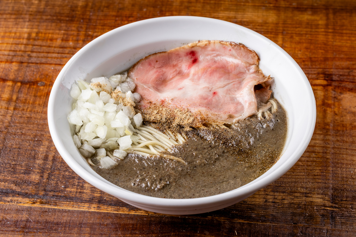 「煮干しと日本酒 すぎだま」の「特濃煮干蕎麦」