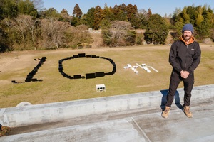 JAPANNEXT、2025年に発表した171製品を校庭に全部並べて謎の料理・キョン汁で10周年を祝う