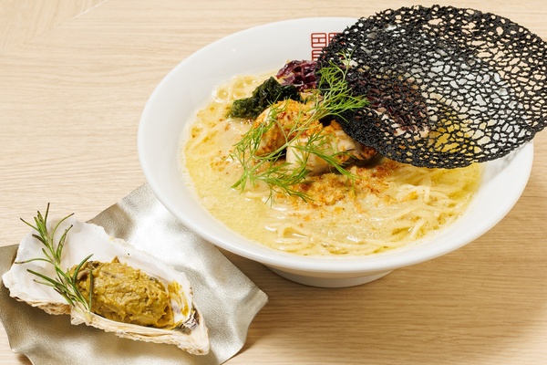鶏白湯×カキの濃厚な旨味が溶け合う！札幌「中華そば 色即是空」が贈る斬新な洋風魚介麺