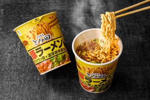 セブンの「とみ田監修 豚ラーメン」がついにカップ麺に！ 濃厚スープ＆にんにく練り込み麺でヤミツキ クッキング！