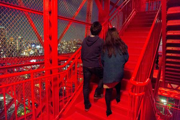 ピンクに染まる東京タワーの外階段を特別開放！夜景を見ながら昇ってみたい