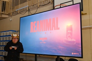 元・廃校の体育館にて100型4Kディスプレー＆11.1.4chのサウンドバーで最新ホラーゲームをやってみると……