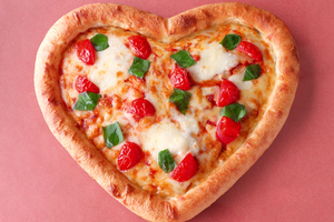 かわいすぎ！「ハートピザ」が今年も　王道マルゲリータ＆とろ～りチーズハニーの2種