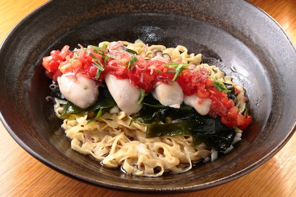 愛知・佐賀・石川、どの産地になるかは当日までのお楽しみ！ 岐阜の名店「麺 㐂色」によるブランドカキの贅沢和えそばが登場