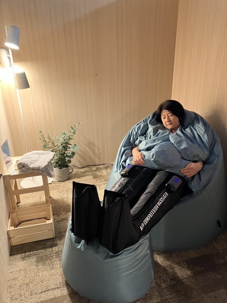 カームダウンチェアとリカバリーブーツ