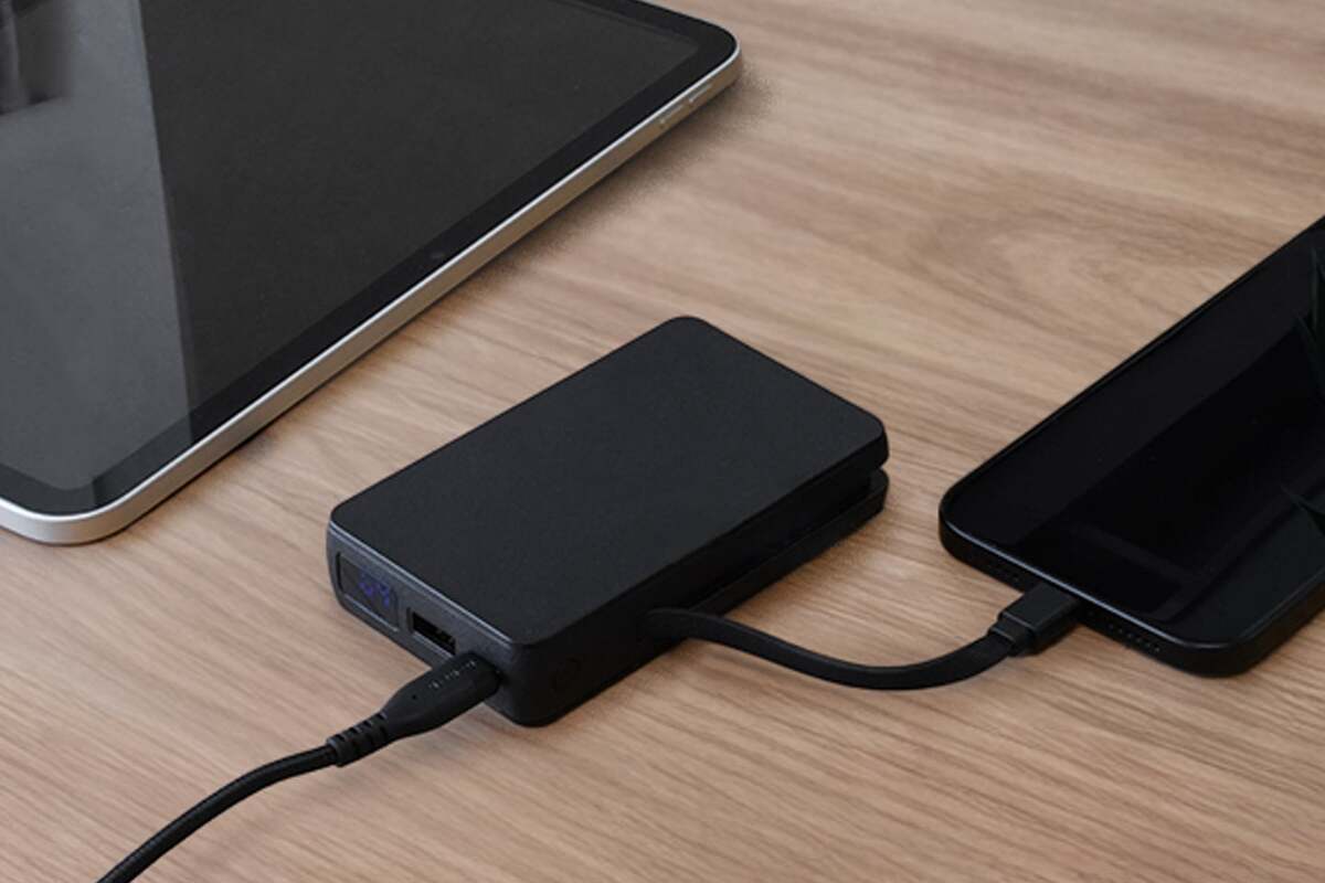 ASCII.jp：モバイルバッテリーと充電器が合体、しかも燃えにくいらしい