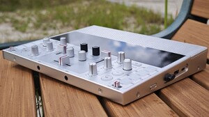 【3/3展示】ミキサーやデッキ、スピーカーなど内蔵、DJに必要な機能を一体化したポータブルDJマシン「FJ1」