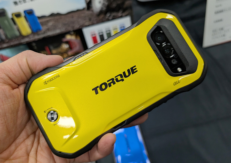 TORQUE スマートフォン イエロー/ブラック 泥水に浸かっても大丈夫ってマジ!? 新型「TORQUE」がさらに超頑丈に