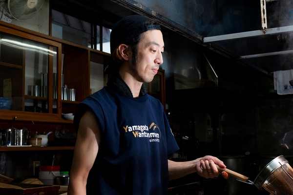 「春を感じられる一杯を目指しました。名物のワンタンを味わってください!」と、副店長の三浦渉さん