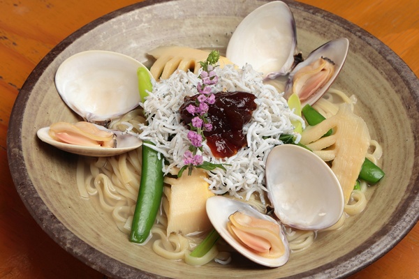 旬のハマグリや春野菜がたっぷり！大阪・千林「らーめんMARCO」にスープパスタのような斬新まぜそばが登場