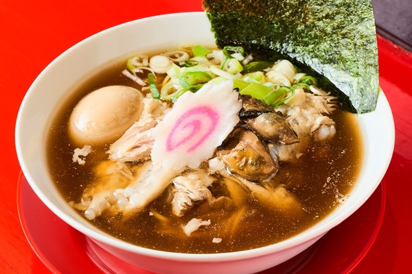 旬の牡蠣の旨味も染み出る♪ 人気店「駒や 総本店」による肉系清湯 “博多中華そば”