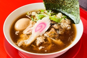 旬の牡蠣の旨味も染み出る♪ 人気店「駒や 総本店」による肉系清湯 “博多中華そば” クッキング！