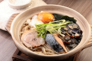 店舗移転リニューアル！名古屋「濃厚熟成醤油らーめん 拉ノ刻」が手がける 海鮮鍋風“鍋焼きラーメン”でほっこり♪ フォトさんぽ＠保土ケ谷区