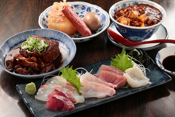 写真手前から時計回りに、メバチマグロやコブダイ、タチビチ、天然マダイ、マフグなどの「刺身盛り合わせ」(1380円)、「名古屋名物味噌おでん」(焼き豆腐300円、豚もつ200円)、「出汁おでん」(大根250円、たまご180円、赤ぼう150円)、「四川麻婆豆腐」(680円)