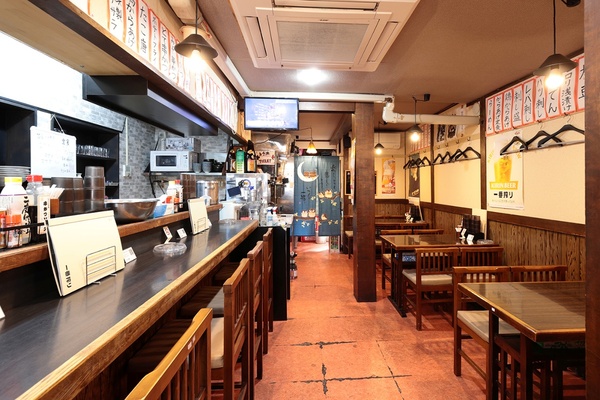 元居酒屋の内装を生かした店内はノスタルジックな印象。カウンター席のほか、テーブル席が4卓ある