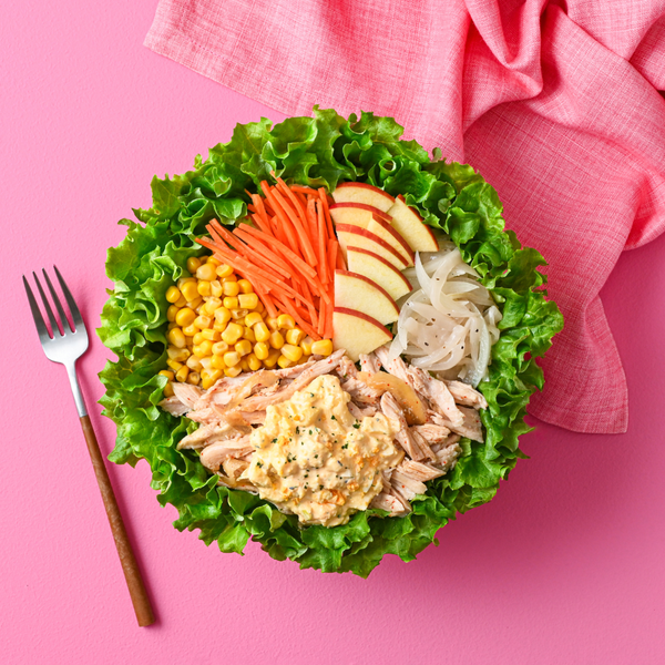 「WithGreen 大手町店」の「卵たっぷりタルタルソースのチキン南蛮とオニオンマリネのサラダ」