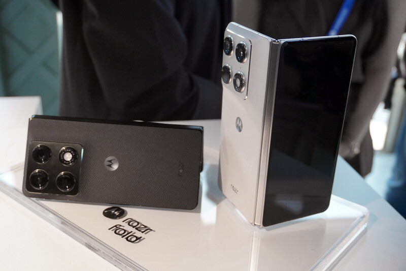モトローラが初の横折りスマホ「razr fold」の詳細発表 折りたたみ最大