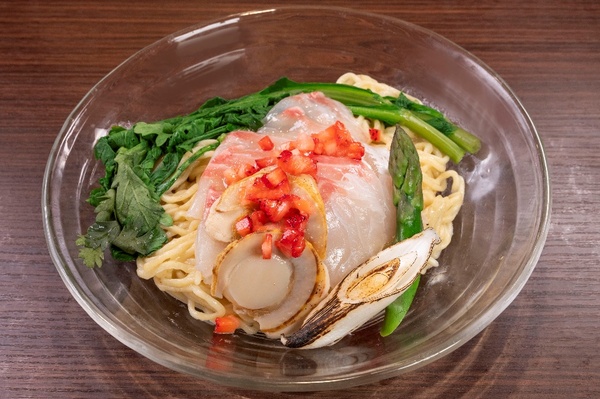 桜鯛や菜の花、イチゴソースで彩りも美しい♪  神奈川「支那蕎麦屋 藤花」の春の味覚を散りばめた絶品油そば