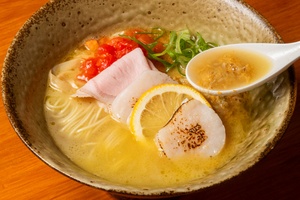 濃厚鶏白湯スープを2種のピューレで味変！宇都宮の人気店「中華そば 九道」が放つホタテとトマトの鶏そば フォトさんぽ＠保土ケ谷区