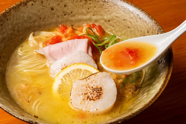 鶏白湯スープに2種のピューレを溶かしながら味わう