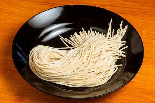 スープと相性抜群の自家製細ストレート麺