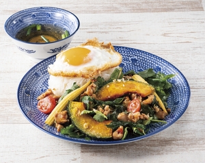 誰も教えてくれなかった、香りが口の中で弾けるハーブの使い方！　新感覚な「たっぷりハーブのガパオライス＆カオマンガイ」