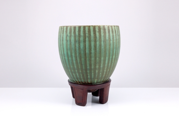 緑釉線文四足花器