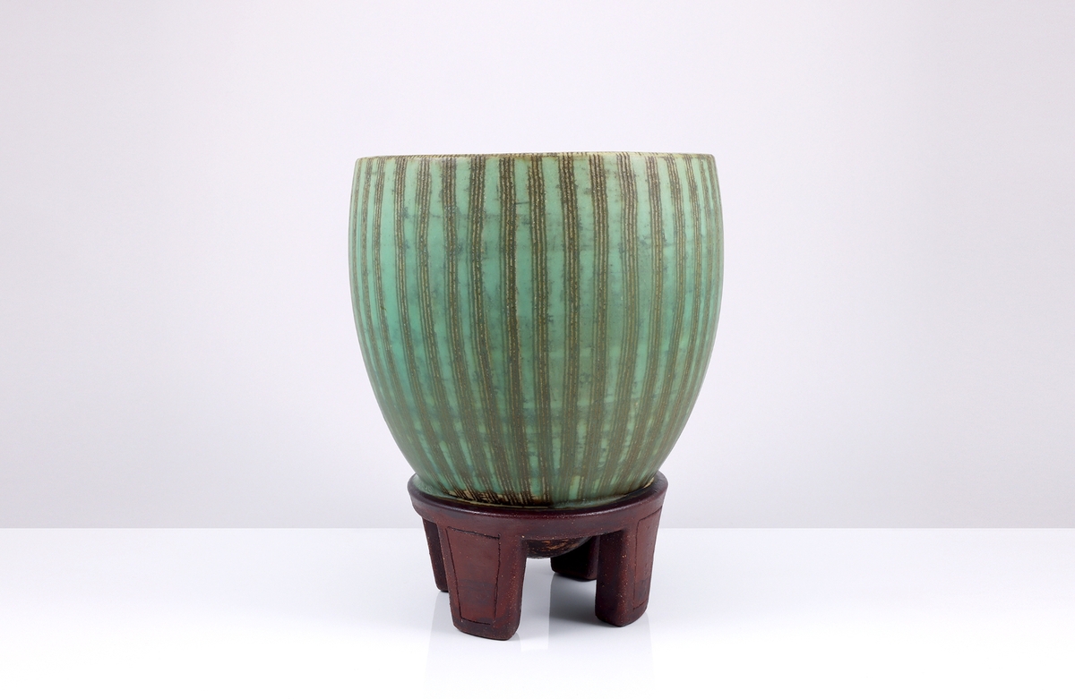 緑釉線文四足花器