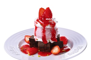 いちごづくし！「ストロベリーファッジサンデー」が605円、旬のデザートフェアに注目