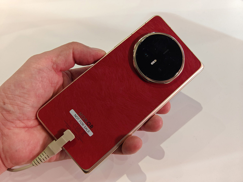 HONORが世界最薄8.75mmの折りたたみスマホ「Magic V6」 ジンバルスマホ