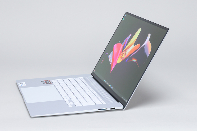 A-16持ち運べて便利♡軽くてハイスペノートパソコン デカいのに軽すぎ！16型ノートPCを毎日持ち歩ける時代きた!! Zenbook