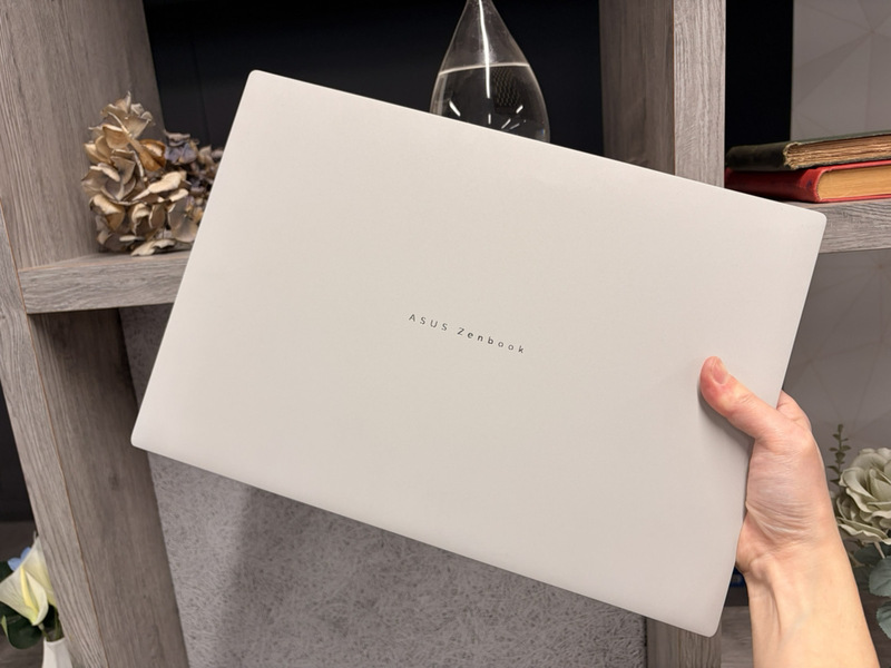A-16持ち運べて便利♡軽くてハイスペノートパソコン デカいのに軽すぎ！16型ノートPCを毎日持ち歩ける時代きた!! Zenbook