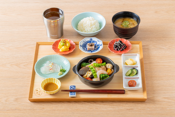 「鶏肉と魚介」か「四元豚」か。丸の内で超悩ましい春ランチ定食！