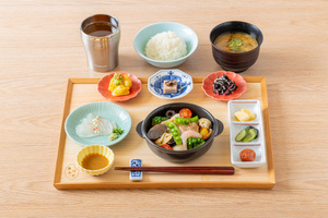 「鶏肉と魚介」か「四元豚」か。丸の内で超悩ましい春ランチ定食！