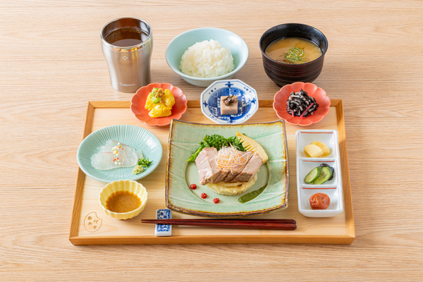 「象印食堂東京店」の「象印御膳」(四元豚のやわらか梅煮 2種のソース添え)