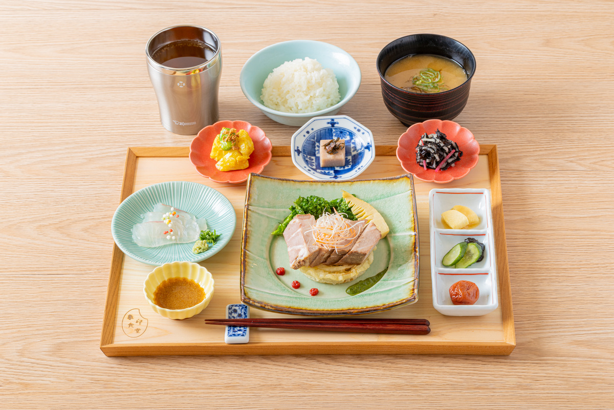 「象印食堂東京店」の「象印御膳」(四元豚のやわらか梅煮 2種のソース添え)