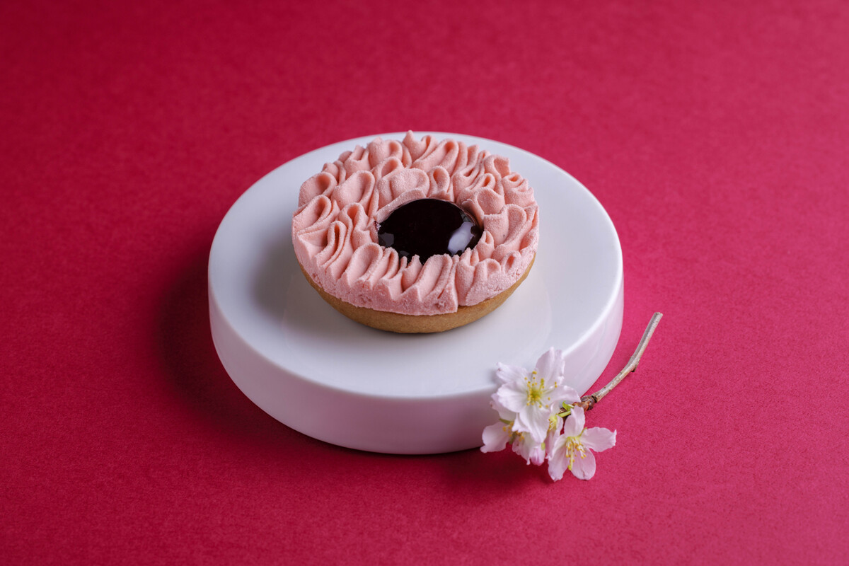 「桜スプリングアフタヌーンティー」の「桜とフリュイノワールのタルト」