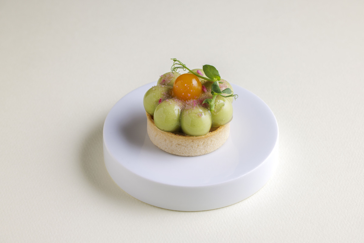 「桜スプリングアフタヌーンティー」の「グリーンピースムースとパッションフルーツのタルトレット　桜クランチとベーコンクリームチーズ」