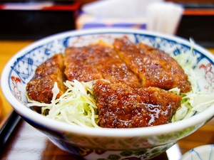 この味、知ったら戻れない！ 甘辛カツ丼、もちもち麺、馬刺しと地酒の誘惑に負けて予定外のはしご酒【会津若松市の旅#2━グルメ編】